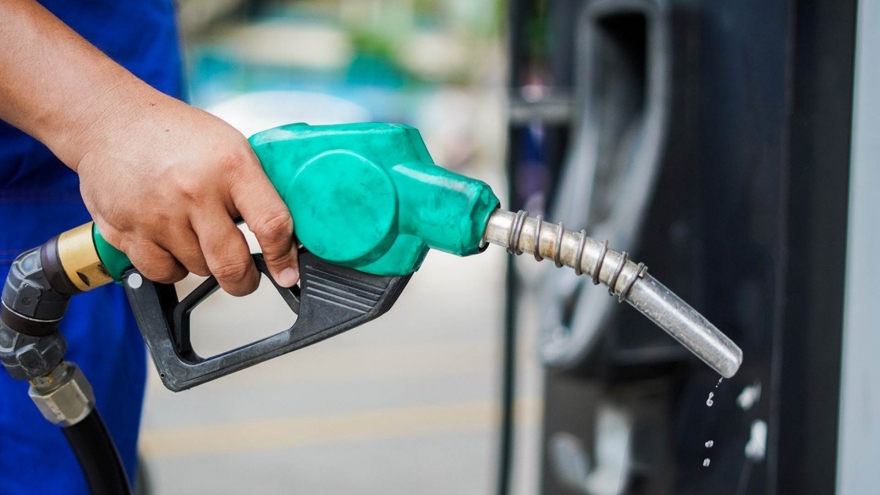 Petrol prices increase sharply to close to VND23,000 per litre